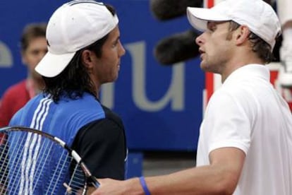 Verdasco, a la izquierda, y Roddick se saludan tras el partido.