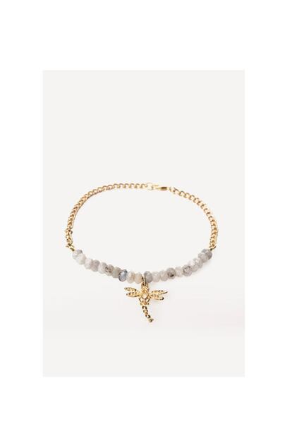 Pulsera fina con piedras y mariposa de Massimo Dutti (19,95 euros).