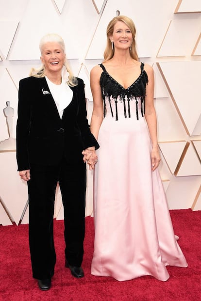 Laura Dern, que ganhou o Oscar de Melhor Atriz Coadjuvante por seu papel de advogada em 'História de um Casamento', foi acompanhada por sua mãe, a também atriz Diane Ladd. Dern escolheu um modelo bicolor  assinado por Armani Privé.