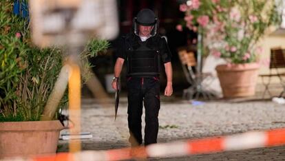 Un policía en la zona de la explosión en Ansbach.