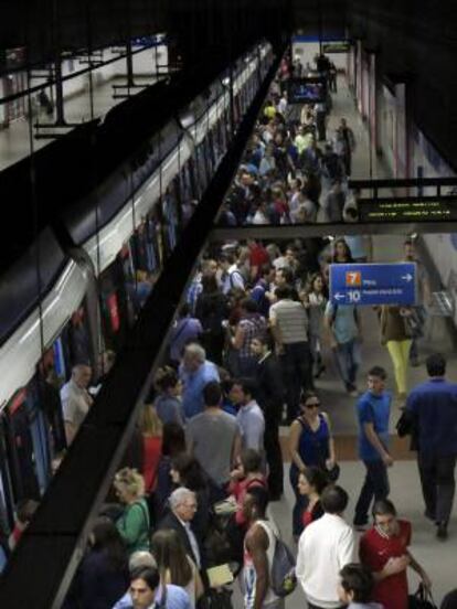 Numerosas personas intentan acceder al interior del metro en la estación de Gregorio Marañón, en una jornada en la que los trabajadores de Metro de Madrid han efectuado paros parciales de dos horas.