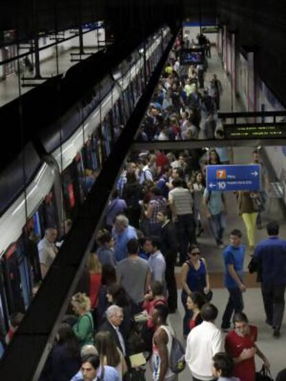 Numerosas personas intentan acceder al interior del metro en la estación de Gregorio Marañón, en una jornada en la que  los trabajadores de Metro de Madrid han efectuado paros parciales de dos horas.