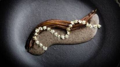 Espagueti de anchoa con salsa de trufa y flor de saúco, plato de Dani García.