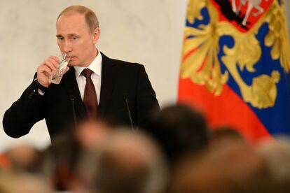 El presidente ruso, Vladimir Putin, bebe un poco de agua durante su discurso en una sesión extraordinaria del Parlamento ruso.
