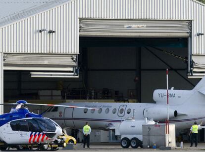 El avión que trasladó a Mladic a Holanda entra en un hangar tras aterrizar en el aeropuerto de Rotterdam.