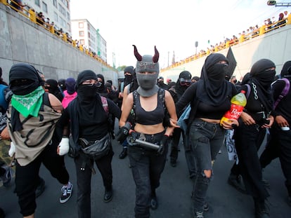 Un grupo de mujeres protesta durante la marcha del 2 de octubre.