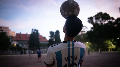 Un joven juega con un balón en una cancha de Buenos Aires, en diciembre de 2022.