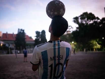 Un joven juega con un balón en una cancha de Buenos Aires, en diciembre de 2022.