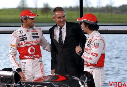 Button Sergio Pérez hablan cojn el jefe del equipo McLaren de Fórmula Uno, Martin Whitmarsh.