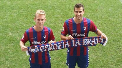 Daniel Nieto, a la izquierda, y Ekiza jugadores del Eibar en el campo de Ipurúa