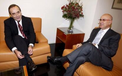 Alonso y Duran Lleida, en la primera ronda de negociaciones para alcanzar un pacto de Estado contra la crisis.