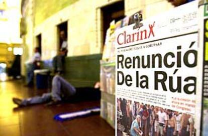 El diario <i>Clarín</i> informa en su primera página de la renuncia de De la Rúa.