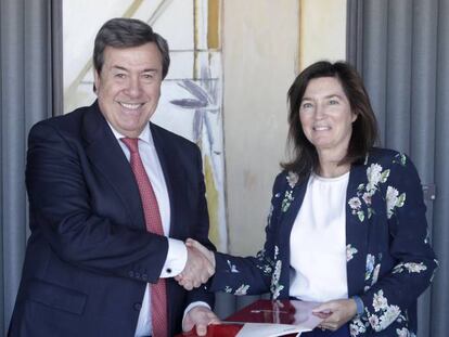 El decano-presidente del Colegio de Registradores, Gonzalo Aguilera, y la directora de BBVA Espa&ntilde;a, Cristina de Parias