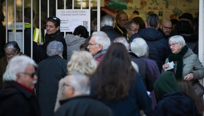 Cua al col·legi electoral Ausiàs March de les Corts.