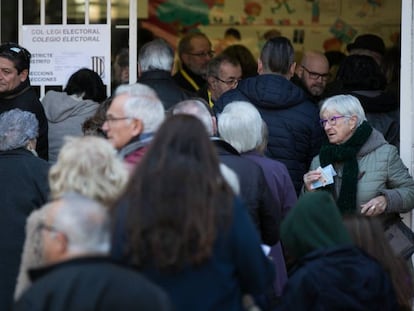 Cola en el colegio electoral Ausiàs March de Les Corts.