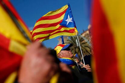 Un hombre sujeta una 'estelada'.