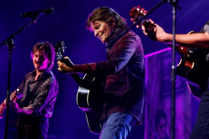 El músico estadounidense con sus hijos Shane y Tayler, durante la actuación en la sala Earth de Londres el 18 de junio pasado.