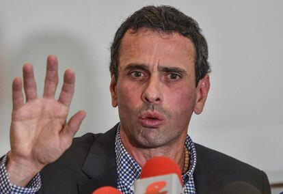 El líder de la oposición venezolana y gobernador del estado Miranda, Henrique Capriles habla durante una conferencia de prensa en Bogotá.
Capriles rechazó la decisión del Tribunal Supremo de Venezuela contra la Asamblea Nacional y dijo que se dio un golpe de Estado a la democracia.