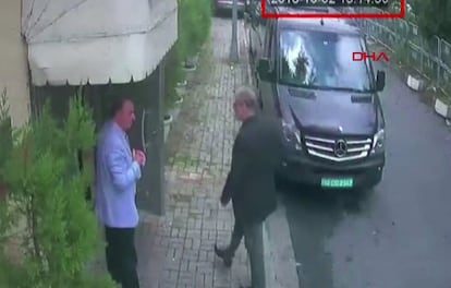 Captura del vídeo grabado por las cámaras de vigilancia del consulado en la que se muestra la llegada de Jamal Khashoggi a la legación, el pasado 2 de octubre.