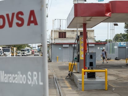 Varios vehículos hacen fila en una estación de gasolina de Petróleos de Venezuela, en Maracaibo (Venezuela) en junio de 2023.