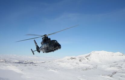 Un helicóptero sobrevuela Islandia.