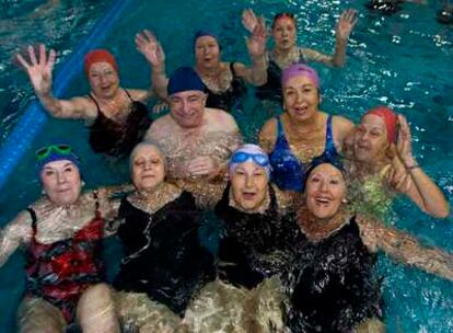 Mujeres y un hombre, en la piscina de un gimnasio barcelonés.