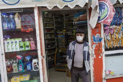 Un comerciante iraní se protege con una mascarilla, este martes.