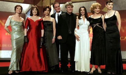Almod&oacute;var y Tarantino junto a algunas de las actrices de La mala educaci&oacute;n, en el Festival de Cannes de 2004. 