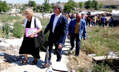 Ángel Garrido y Manuela Carmena en el poblado chabolista de El Gallinero, este lunes. 