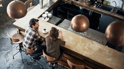 Una pareja en una cafetería.