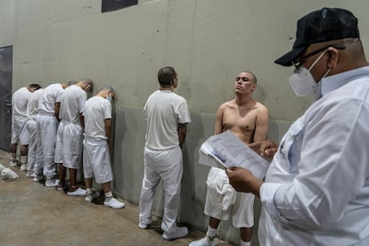 El director de la prisión pasa lista a algunos de los reos encarcelados en el Cecot.
