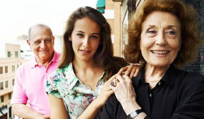 Irene Escolar, entre sus t&iacute;os abuelos Emilio y Julia Guti&eacute;rrez Caba.