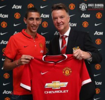 Di María posa con la camiseta del United junto a Van Gaal el día de su presentación