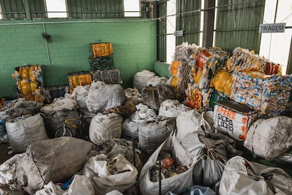 Sem ter para quem vender, material reciclável e acumula no galpão de cooperativa.