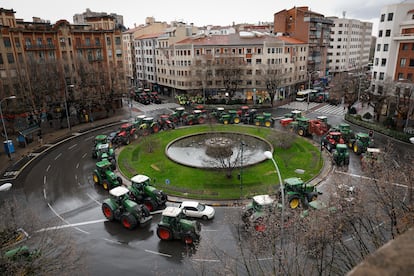 Decenas de tractores permanecen en el centro de Pamplona durante la cuarta jornada de protestas, el 9 de febrero. 