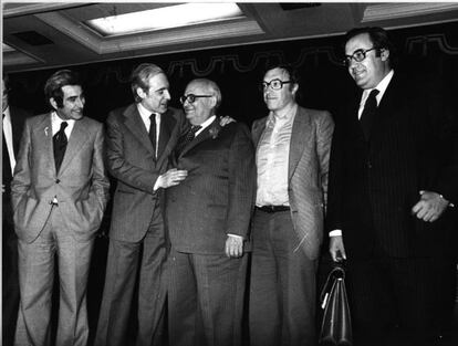 Algunos de los responsables de la Constituci&oacute;n de 1978: Gabriel Cisneros, Jos&eacute; Pedro P&eacute;rez Llorca y Emilio Attard, de UCD; Jordi Sol&eacute;Tura, del PCE, y Gregorio Peces Barba, del PSOE.