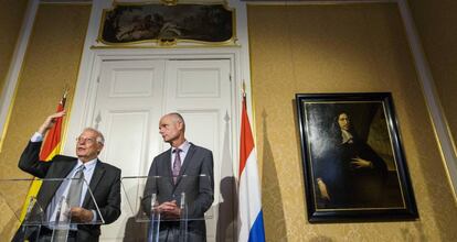 Josep Borell y Stef Blok, este jueves, tras su reunión en La Haya.