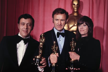 Philip D'Antoni (productor) y Gene Hackman, de 'French Connection', muestran su Oscar junto a Jane Fonda en la gala 44 de los Oscar. 