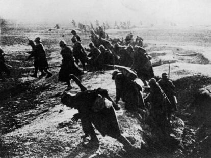 Soldados franceses entrando en ataque desde su trinchera durante la batalla de Verdún, en el este de Francia, durante la Primera Guerra Mundial.