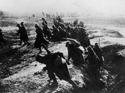 Soldados franceses entrando en ataque desde su trinchera durante la batalla de Verdún, en el este de Francia, durante la Primera Guerra Mundial.