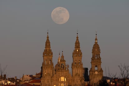 La luna llena sobre la catedral de Santiago de Compostela  (España).