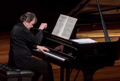 Pierre-Laurent Aimard interpreta 'Le Traquet Stapazin', de Olivier Messiaen.