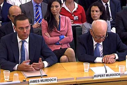 Rupert Murdoch (a la derecha) y su hijo James, ayer en el Parlamento británico. En segunda fila, de rosa, Wendi Deng, esposa de Rupert.