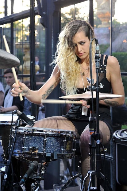 Alice Dellal tocó la batería. 