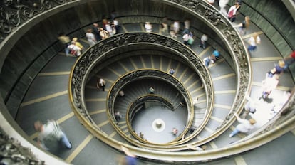 La escalera de caracol (1932) de Giuseppe Momo en los Museos Vaticanos, en Roma.