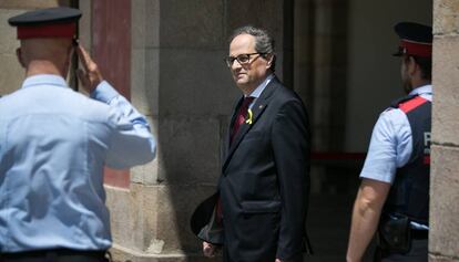 El president de la Generalitat, Quim Torra, surt del Parlament aquest dimecres.