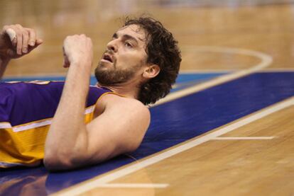 Pau Gasol sobre el parqué tras un intento de encestar.