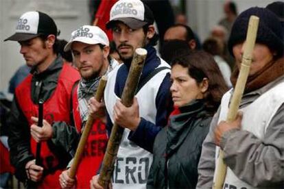 <i>Piqueteros</i> desocupados, en una marcha hacia el Congreso el pasado 22 de julio en Buenos Aires.