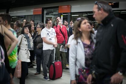 Passatgers afectats pels retards provocats per una avaria d'Adif a l'estació de Sants de Barcelona.