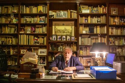 Alejandro Vaccaro posa para un retrato en su vivienda en el barrio de La Recoleta, en Buenos Aires, el 25 de abril de 2023.